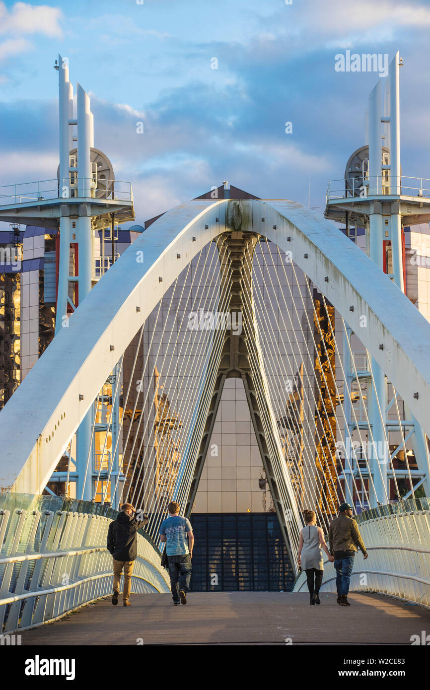 Royaume-uni, Angleterre, Manchester, Salford, Salford Quays, Millennium Bridge aussi connu sous le pont Lowry Banque D'Images