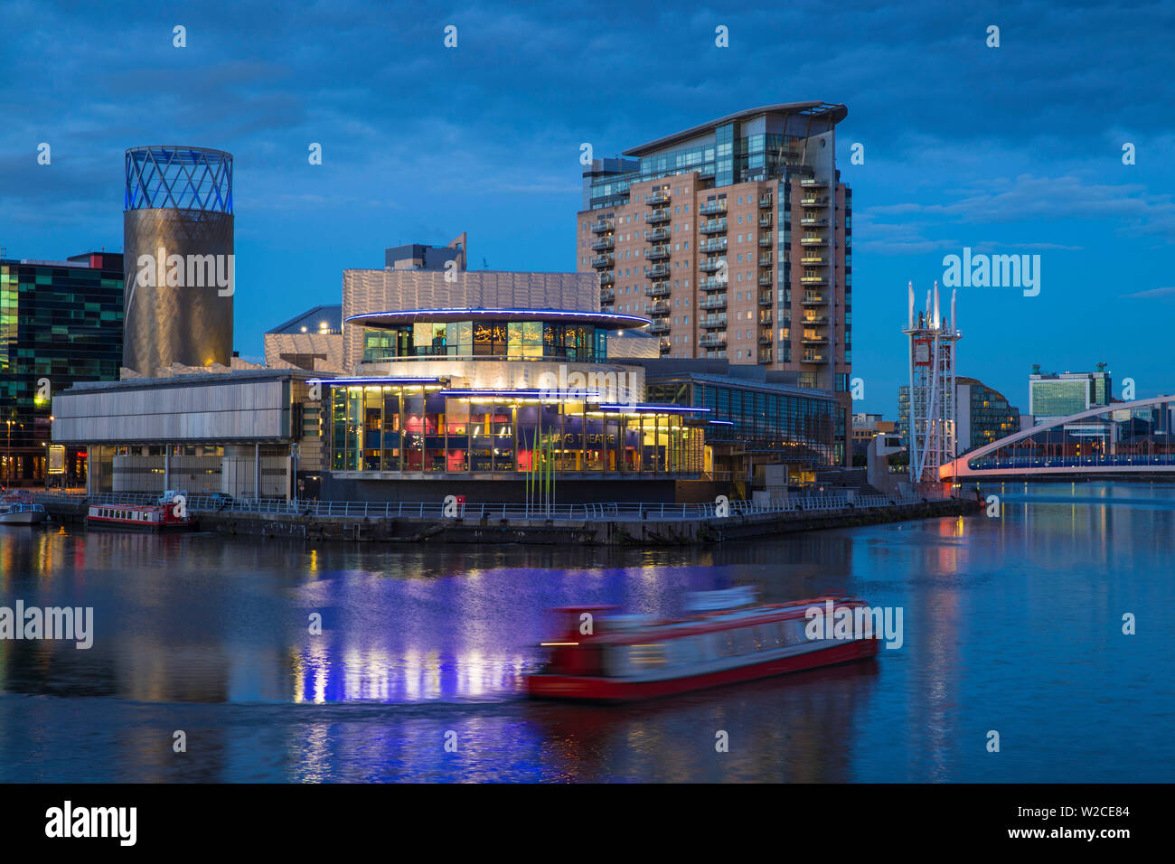 Royaume-uni, Angleterre, Manchester, Salford, Salford Quays, Lowry Theatre et passerelle Banque D'Images