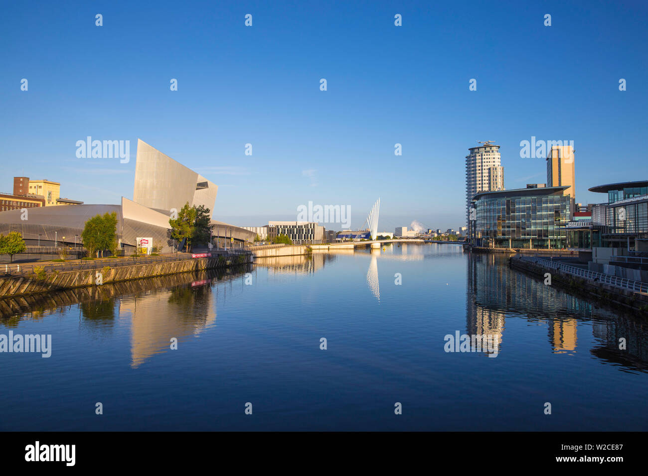Royaume-uni, Angleterre, Manchester, Salford, Salford Quays, Imperial War Museum North, ITV studios, Media City passerelle, studios de la BBC et Lowry Theatre Banque D'Images