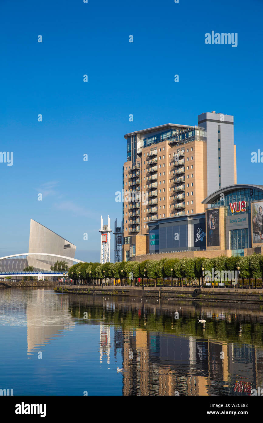 Royaume-uni, Angleterre, Manchester, Salford, vue de Salford Quays, l'Imperial War Museum North, Millennium Bridge aussi connu sous le pont et le Lowry Lowry outlet mall (de gauche à droite) Banque D'Images