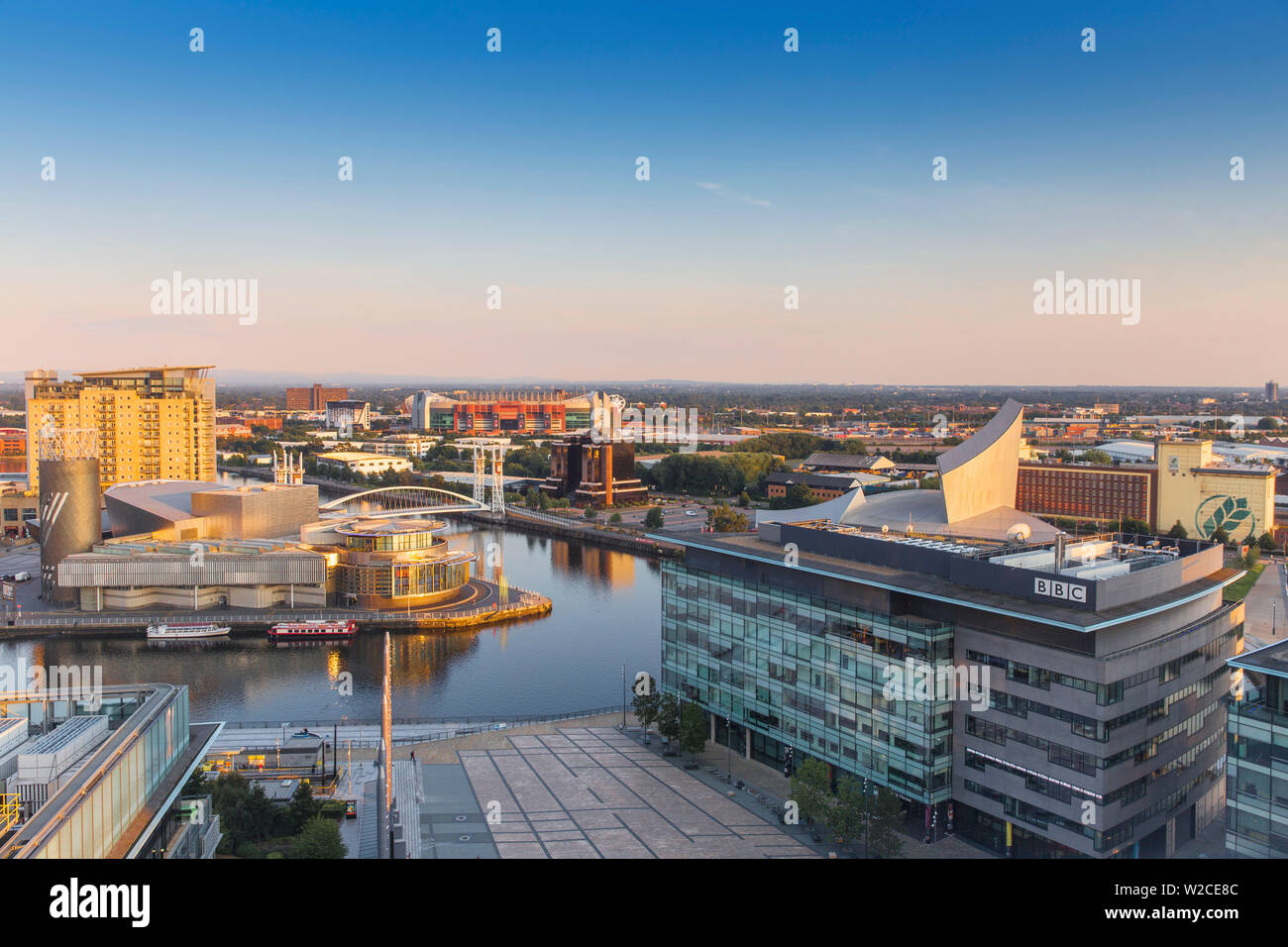 Royaume-uni, Angleterre, Manchester, Salford, vue de Salford Quays en regardant vers le théâtre Lowry, Millennium Bridge aussi connu comme le pont de Lowry, Old Trafford, BBC studios et Imperial War Museum North Banque D'Images