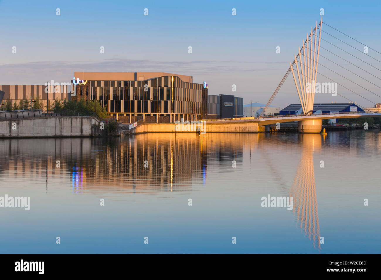 Royaume-uni, Angleterre, Manchester, Salford, Salford Quays, ITV studios et passerelle Media City Banque D'Images
