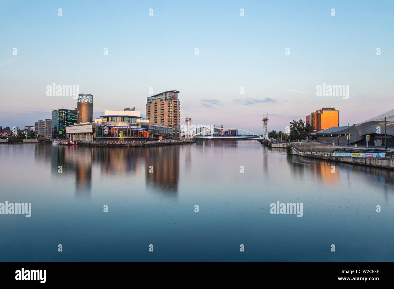 Royaume-uni, Angleterre, Manchester, Salford, Salford Quays, Lowry theatre, passerelle et le quai ouest à MediaCity UK Banque D'Images