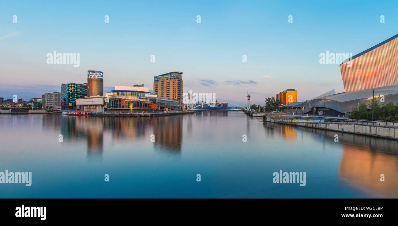 Royaume-uni, Angleterre, Manchester, Salford, Salford Quays, Lowry theatre, Millennium Bridge aussi connu sous le pont, Lowry Quay West à MediaCity UK et de l'Imperial War Museum North Banque D'Images