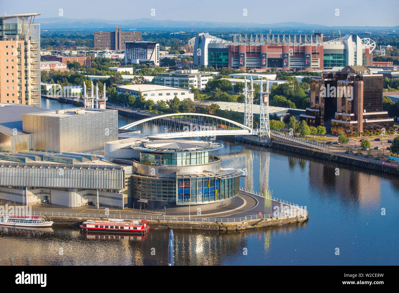 Royaume-uni, Angleterre, Manchester, Salford, vue de Salford Quays en regardant vers le théâtre Lowry, Millennium Bridge aussi connu sous le nom de Lowry Bridge et Old Trafford et l'hôtel Football Banque D'Images