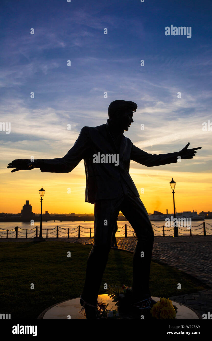 France, Régions, Liverpool, Sculpture de Billy Fury dans Albert Dock Banque D'Images