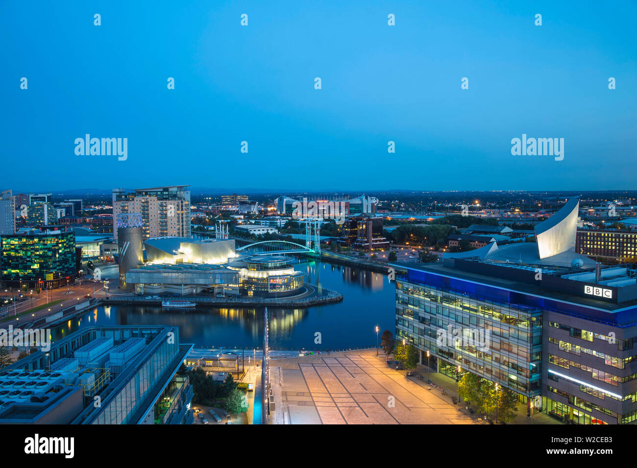 Royaume-uni, Angleterre, Greater Manchester, Manchester, Salford, vue de Salford Quays en regardant vers le théâtre Lowry, Millennium Bridge aussi connu comme le pont de Lowry, Old Trafford, BBC studios et Imperial War Museum North Banque D'Images