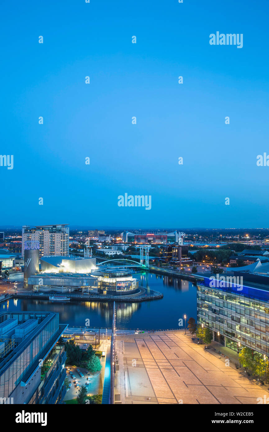 Royaume-uni, Angleterre, Greater Manchester, Manchester, Salford, vue de Salford Quays en regardant vers le théâtre Lowry, Millennium Bridge aussi connu sous le pont Old Trafford et Lowry Banque D'Images