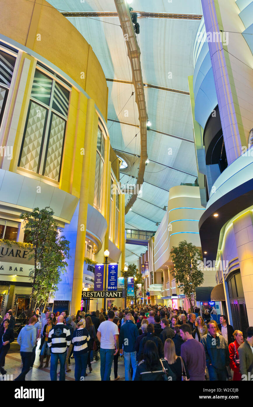 O2 Mall London Roopaway O2 arena london crowd Banque de photographies et d’images à haute ...