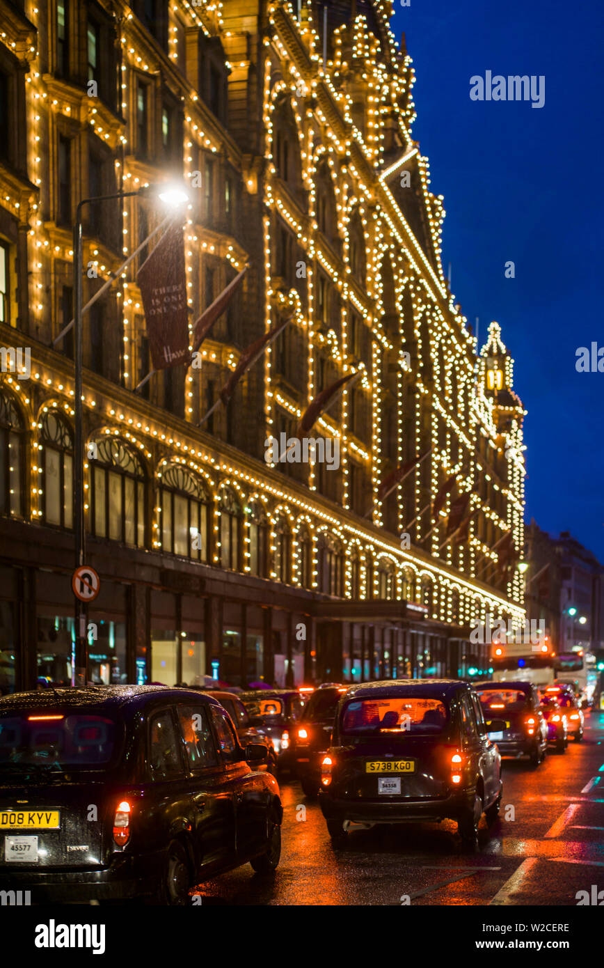 L'Angleterre, Londres, Harrod's, Kinghtsbridge Department Store avec les taxis Banque D'Images