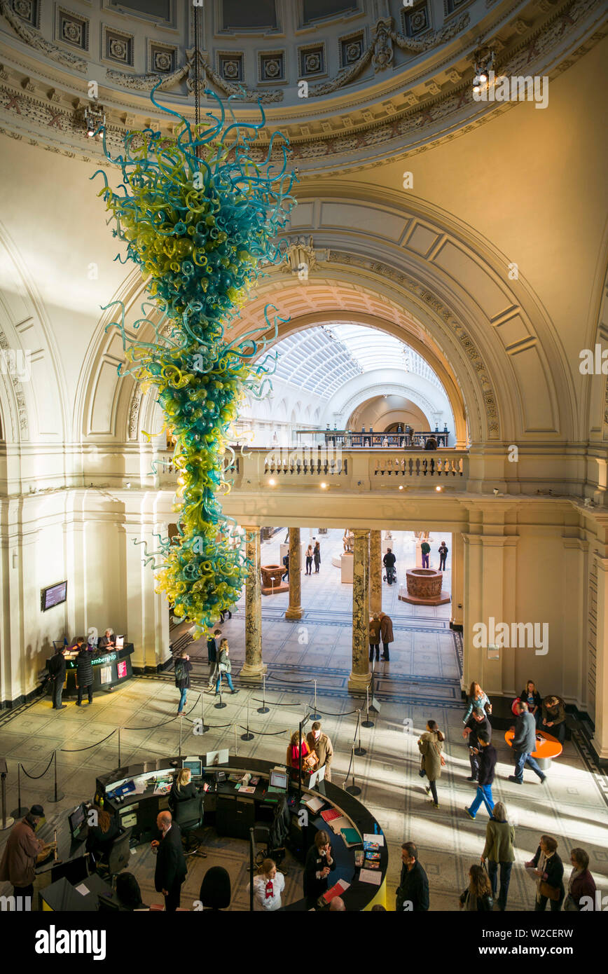 L'Angleterre, Londres, South Kensington, le Victoria and Albert Museum, l'entrée principale, portrait, sculpture de verre par Dale Chihuly Banque D'Images