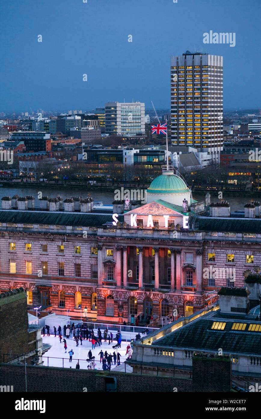 L'Angleterre, Londres, The Strand, augmentation de la vue sur la ville de la Somerset House patinoire Banque D'Images