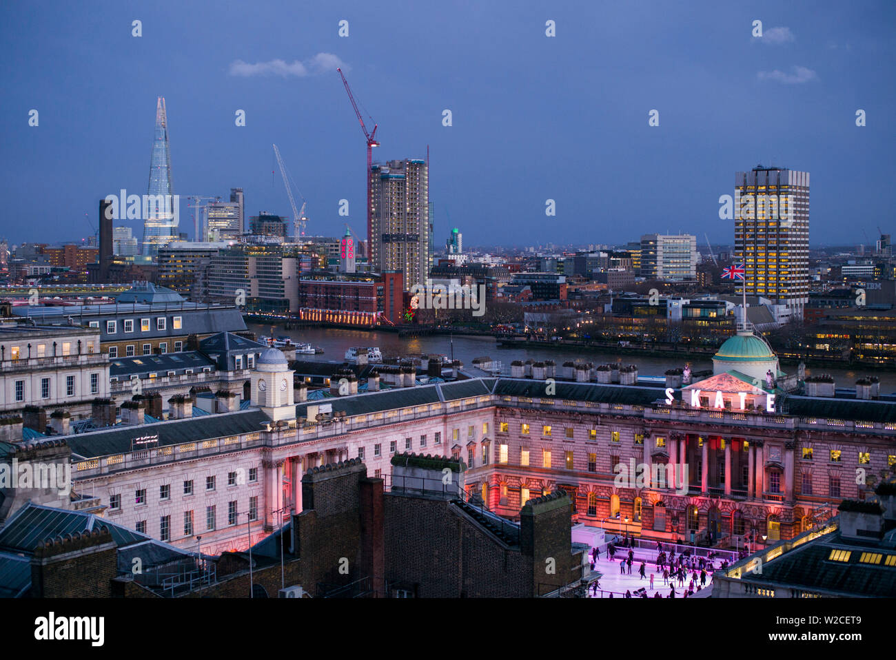L'Angleterre, Londres, The Strand, augmentation de la vue sur la ville en direction de Southbank, le Shard et Oxo Tower et la Somerset House patinoire Banque D'Images