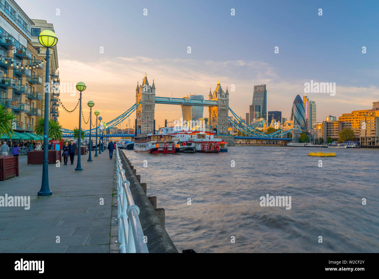 Royaume-uni, Angleterre, Londres, Tower Bridge over River Thames de Butlers Wharf Banque D'Images