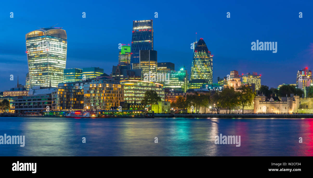 Royaume-uni, Angleterre, Londres, la ville, l'(talkie-walkie 20 Fenchurch Street), Cheesegrater (122 Leadenhall Street) , Gherkin (30) et St Mary Axe Tour de Londres Banque D'Images