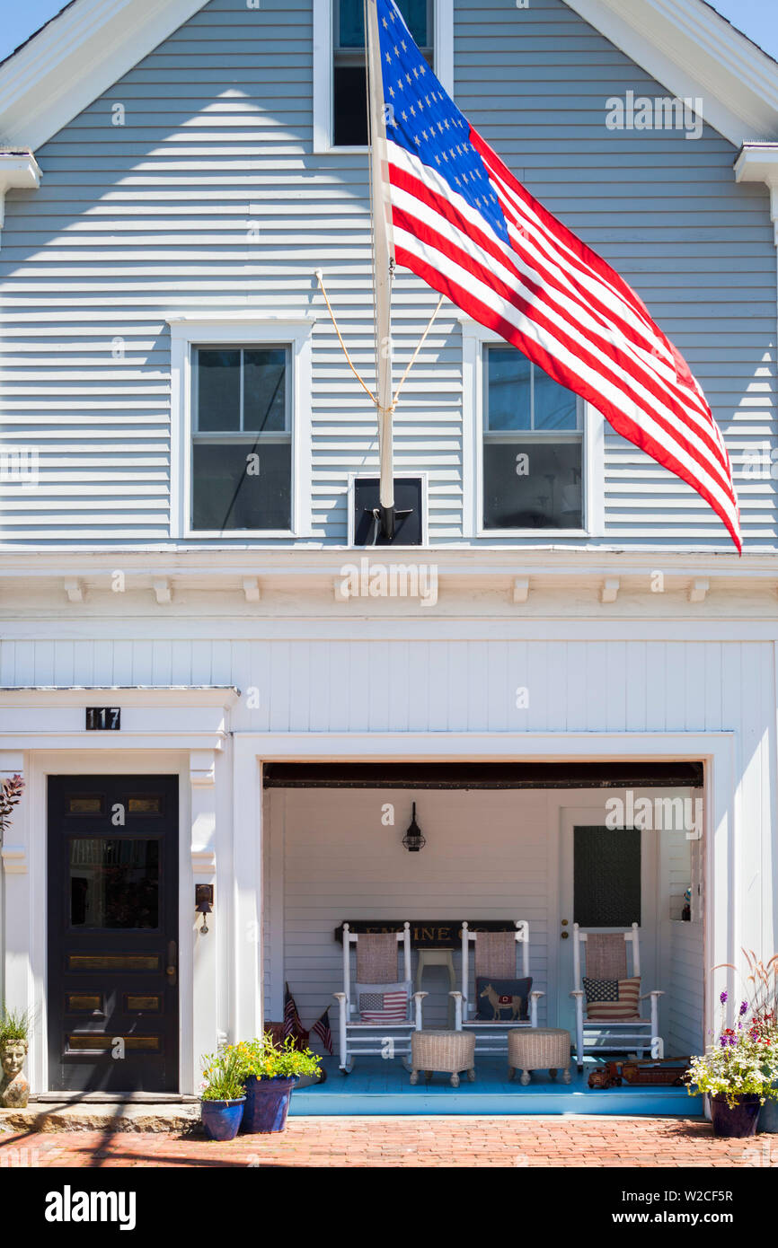 USA, Massachusetts, Cape Cod, Provincetown, l'extrémité ouest, chambre avec US flag Banque D'Images