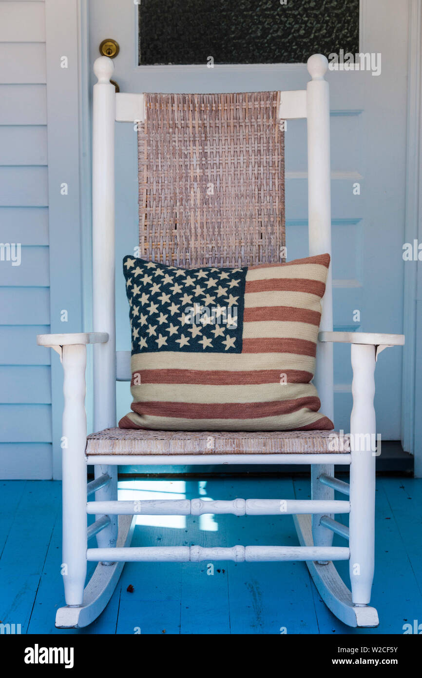 USA, Massachusetts, Cape Cod, Provincetown, l'extrémité ouest, fauteuil à bascule avec US flag Banque D'Images