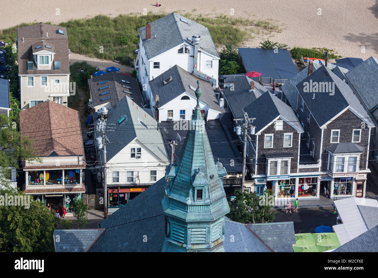 USA, Massachusetts, Cape Cod, Provincetown, Pilgrim Monument, elevated view de l'hôtel de ville et de la rue commerciale Banque D'Images