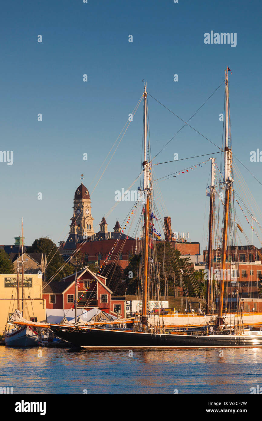 USA, Massachusetts, Cape Ann, Gloucester, Gloucester, Festival annuel goélette Centre Maritime pier avec Dawn, Colombie-Britannique Schooner Banque D'Images