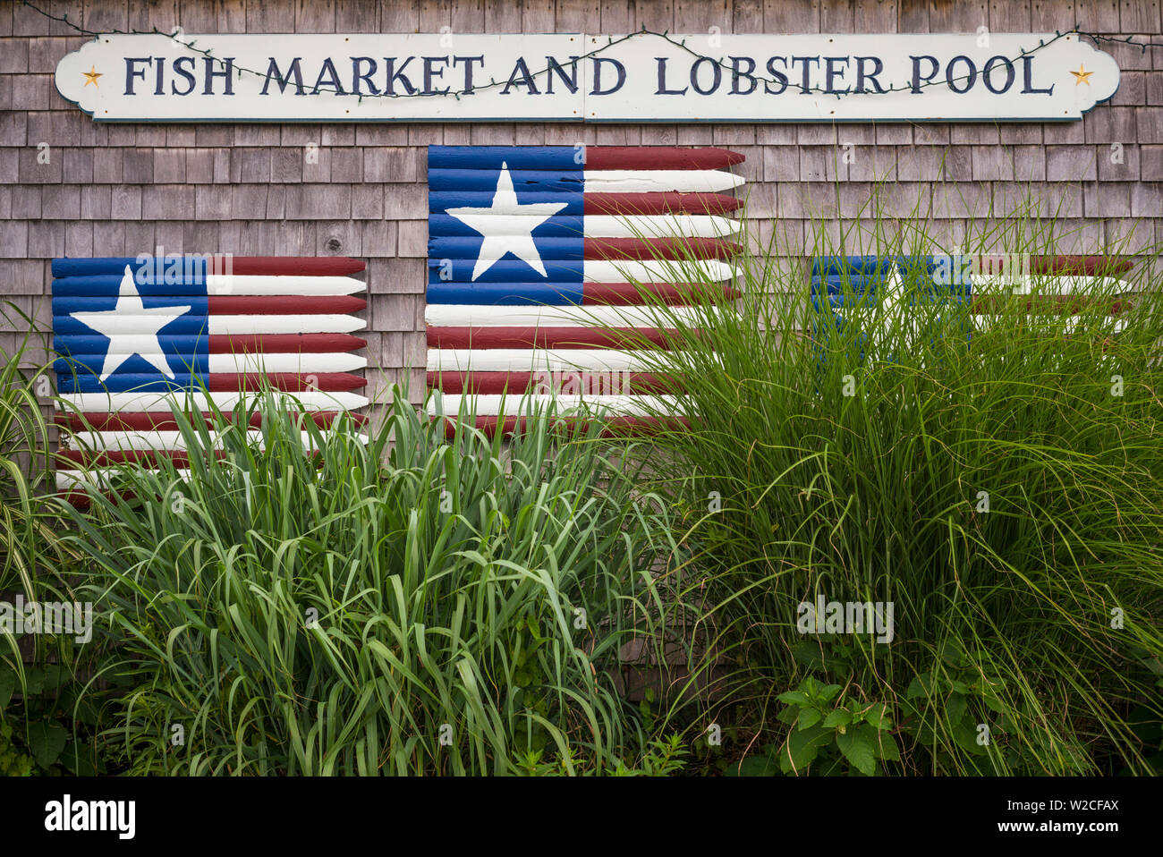 USA, Massachusetts, Cape Cod, West Yarmouth, le marché aux poissons avec des drapeaux américains Banque D'Images