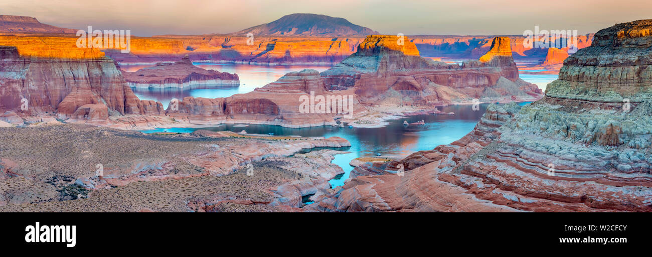 USA, Utah, Glen Canyon National Recreation Area, Lake Powell, Gunsight Bay au crépuscule de Romana Mesa Banque D'Images