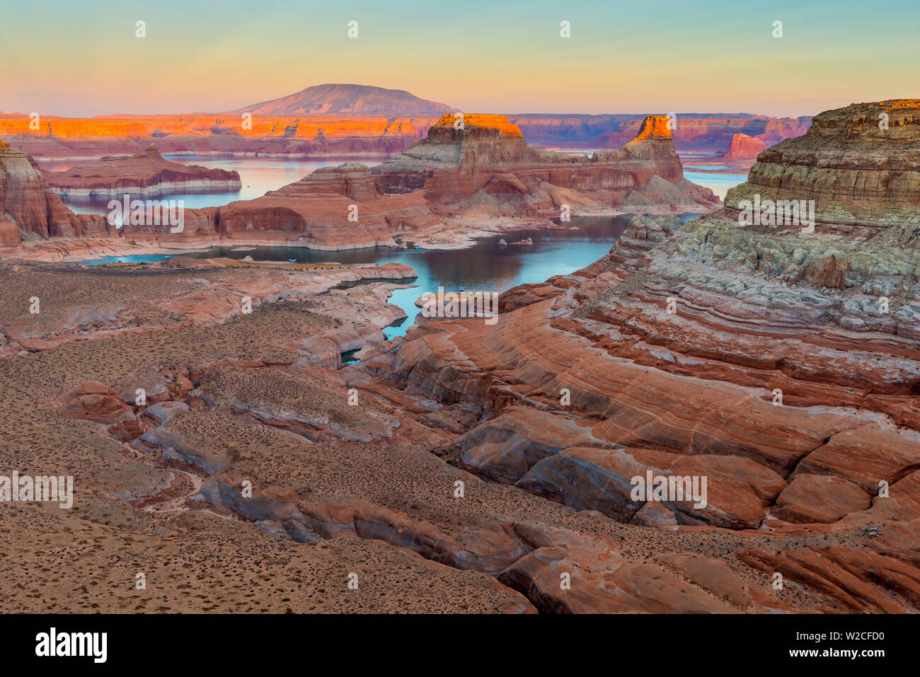 USA, Utah, Glen Canyon National Recreation Area, Lake Powell, Gunsight Bay au crépuscule de Romana Mesa Banque D'Images