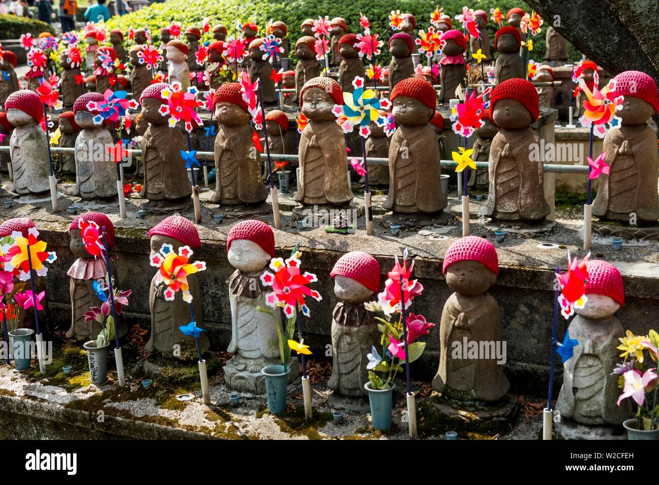 Statues Jizo avec red caps, divinités protectrices pour les enfants décédés, Temple Zojoji, temple bouddhiste, Tokyo, Japon Banque D'Images