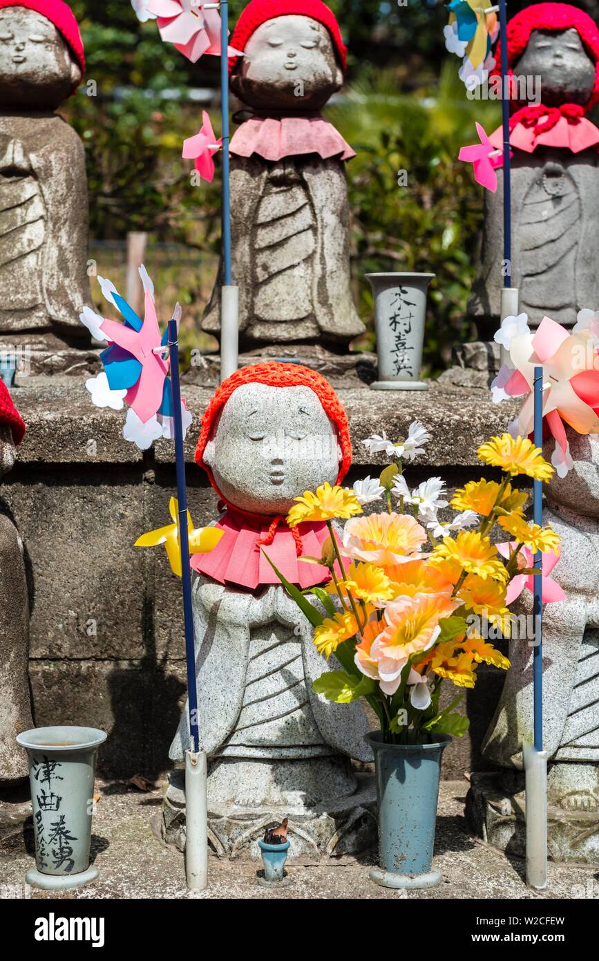 Statues Jizo avec red caps, divinités protectrices pour les enfants décédés, Temple Zojoji, temple bouddhiste, Tokyo, Japon Banque D'Images