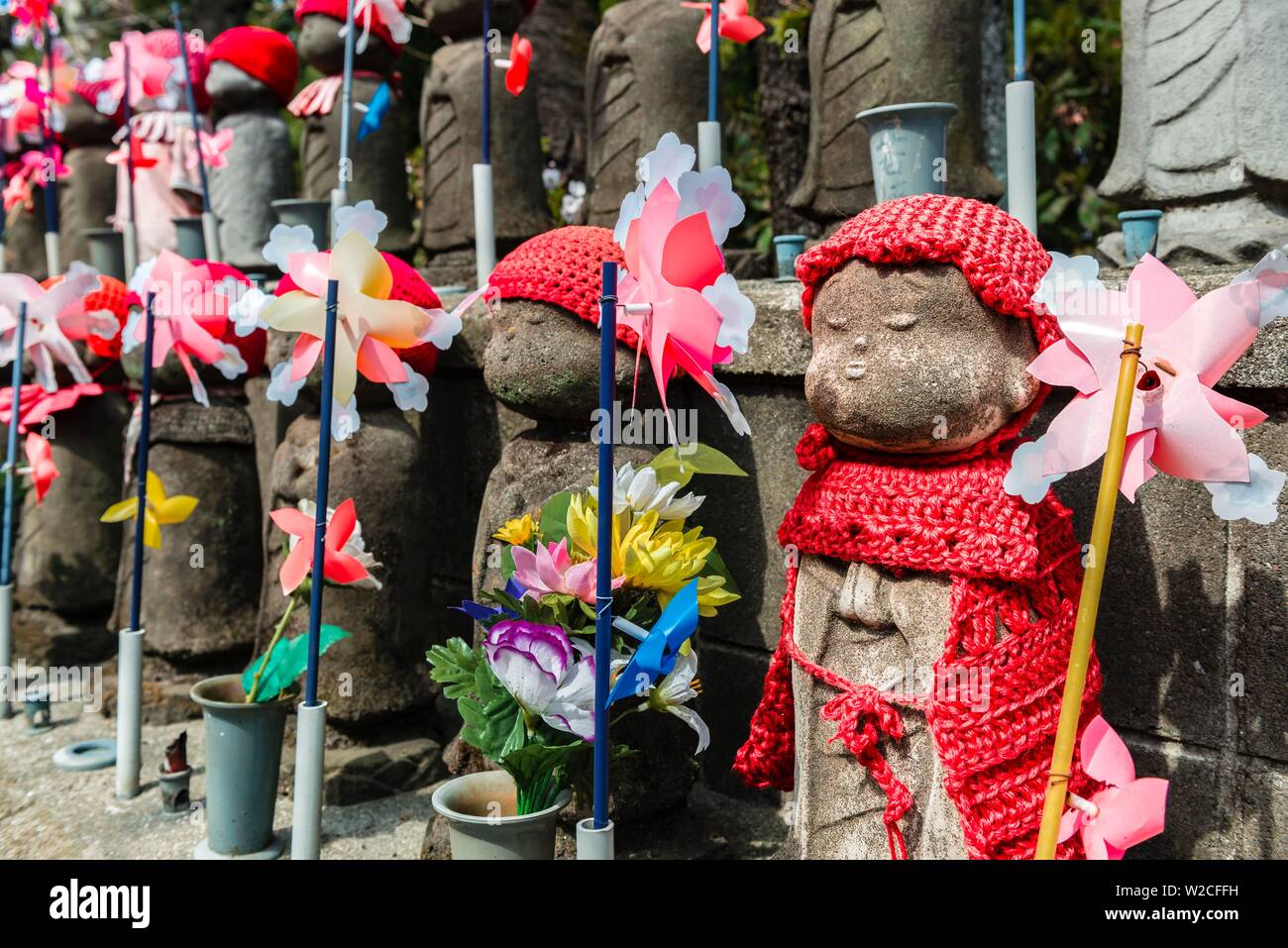 Statues Jizo avec red caps, divinités protectrices pour les enfants décédés, Temple Zojoji, temple bouddhiste, Tokyo, Japon Banque D'Images