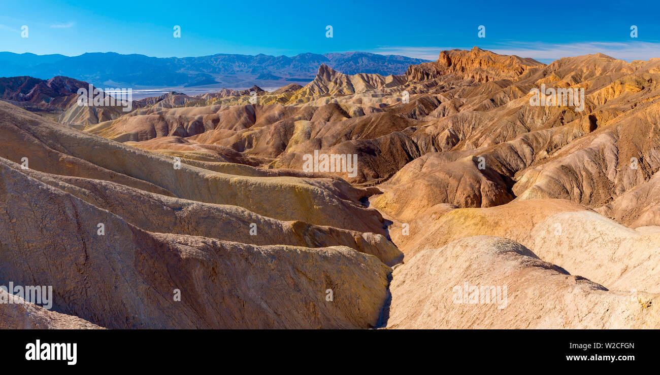États-unis, Californie, Death Valley National Park, Zabriskie Point, Panamint Range des montagnes au-delà Banque D'Images