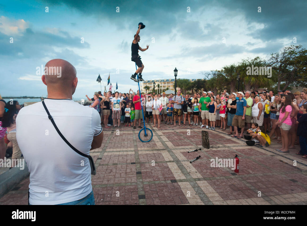 USA, Florida, Florida Keys, Key West, Mallory Square, daily sunset party, regarder le jongleur Banque D'Images