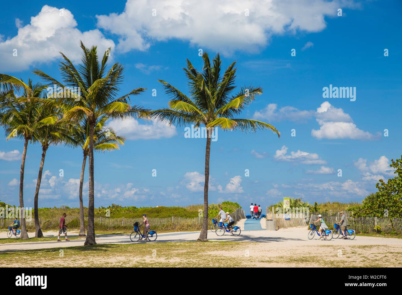 Etats-unis, Miami, Miami Beach, South Beach, les touristes circonscription vélos à Citi beach front Banque D'Images