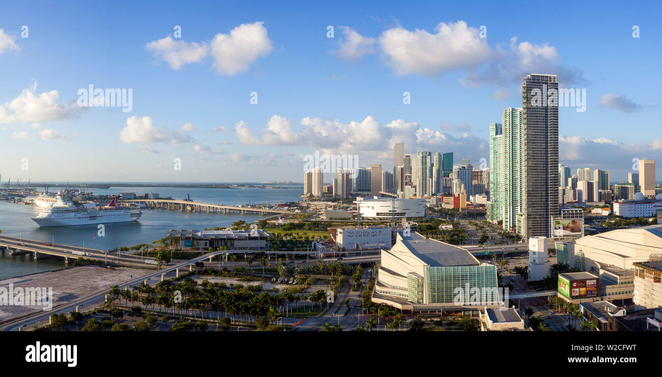 View sur Biscayne Boulevard et l'horizon de Miami, Floride, USA Banque D'Images