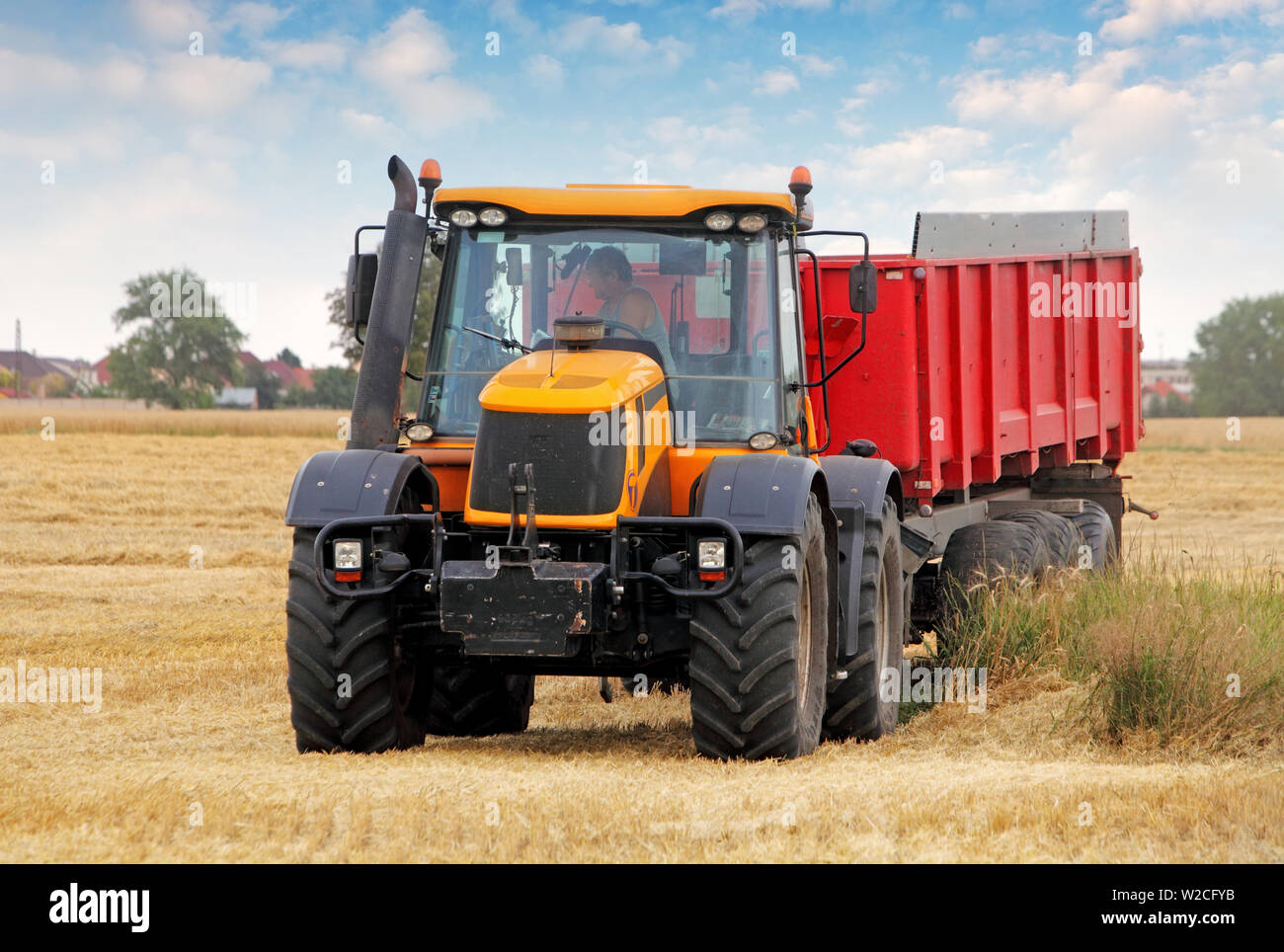 Le tracteur sur champ de blé Banque D'Images