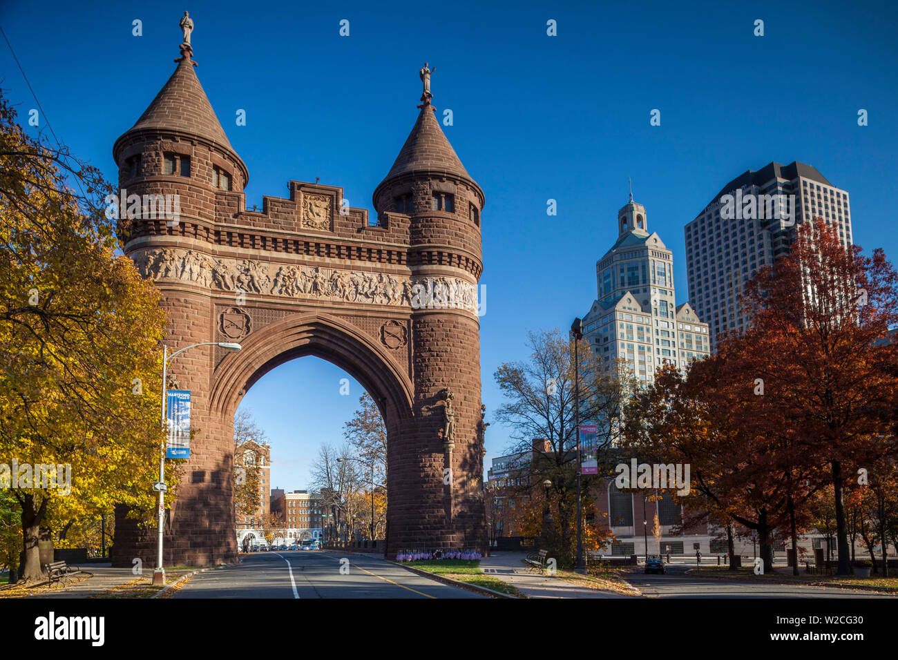 USA, New York, Hartford, Bushnell Park, soldats et marins Memorial Arch, automne Banque D'Images