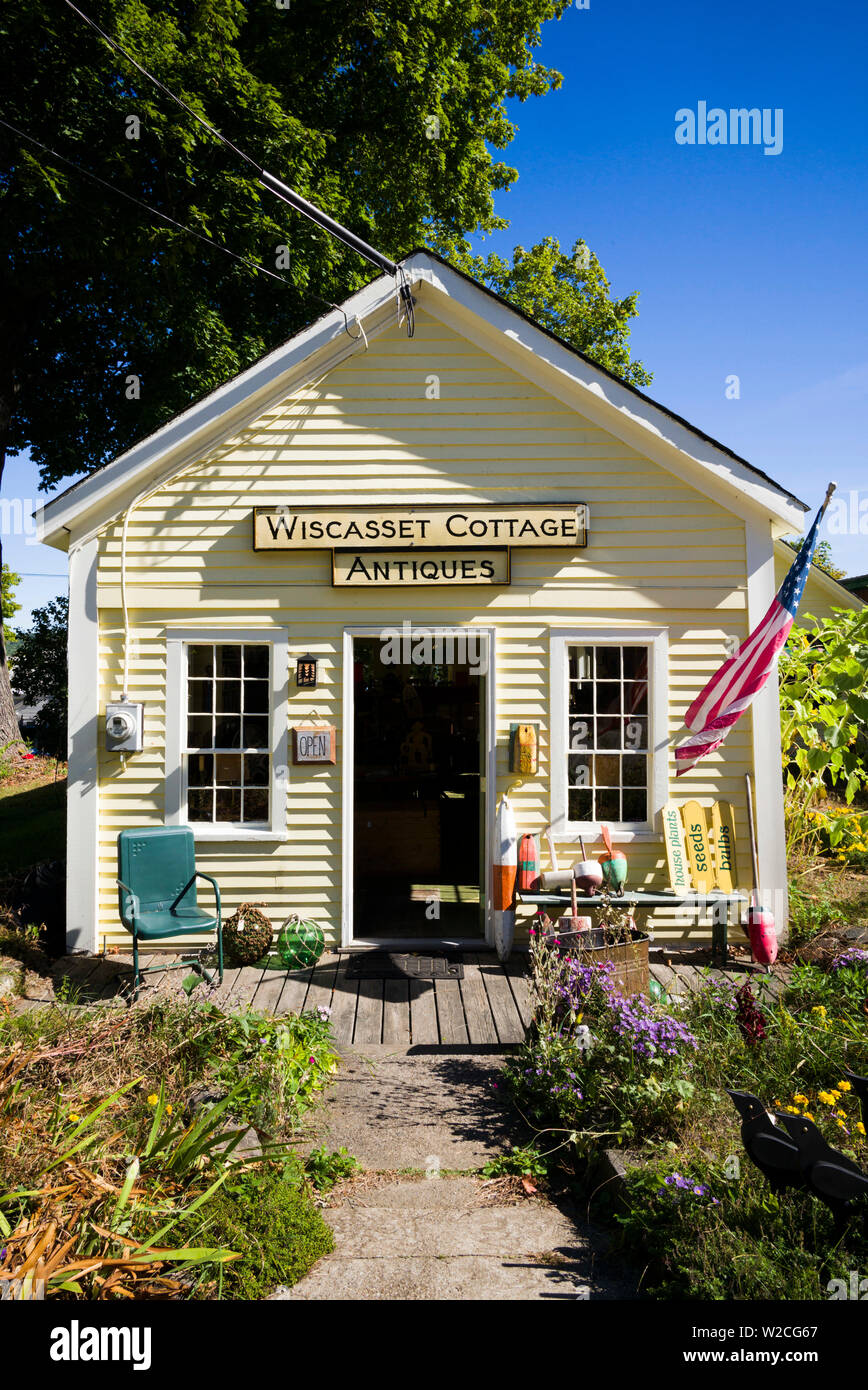 USA (Maine), Wiscasset, magasin d'antiquités, automne Banque D'Images