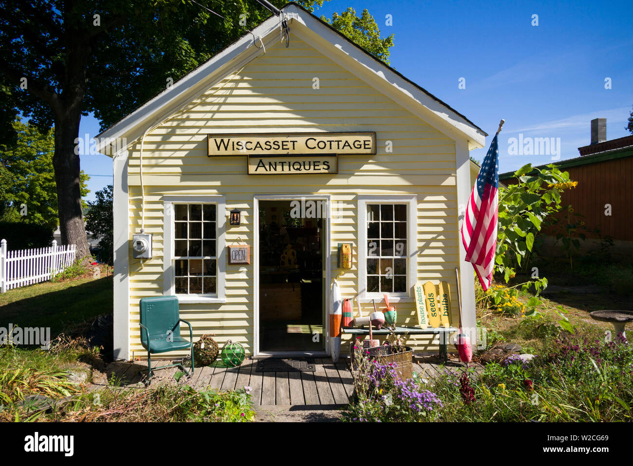 USA (Maine), Wiscasset, magasin d'antiquités, automne Banque D'Images
