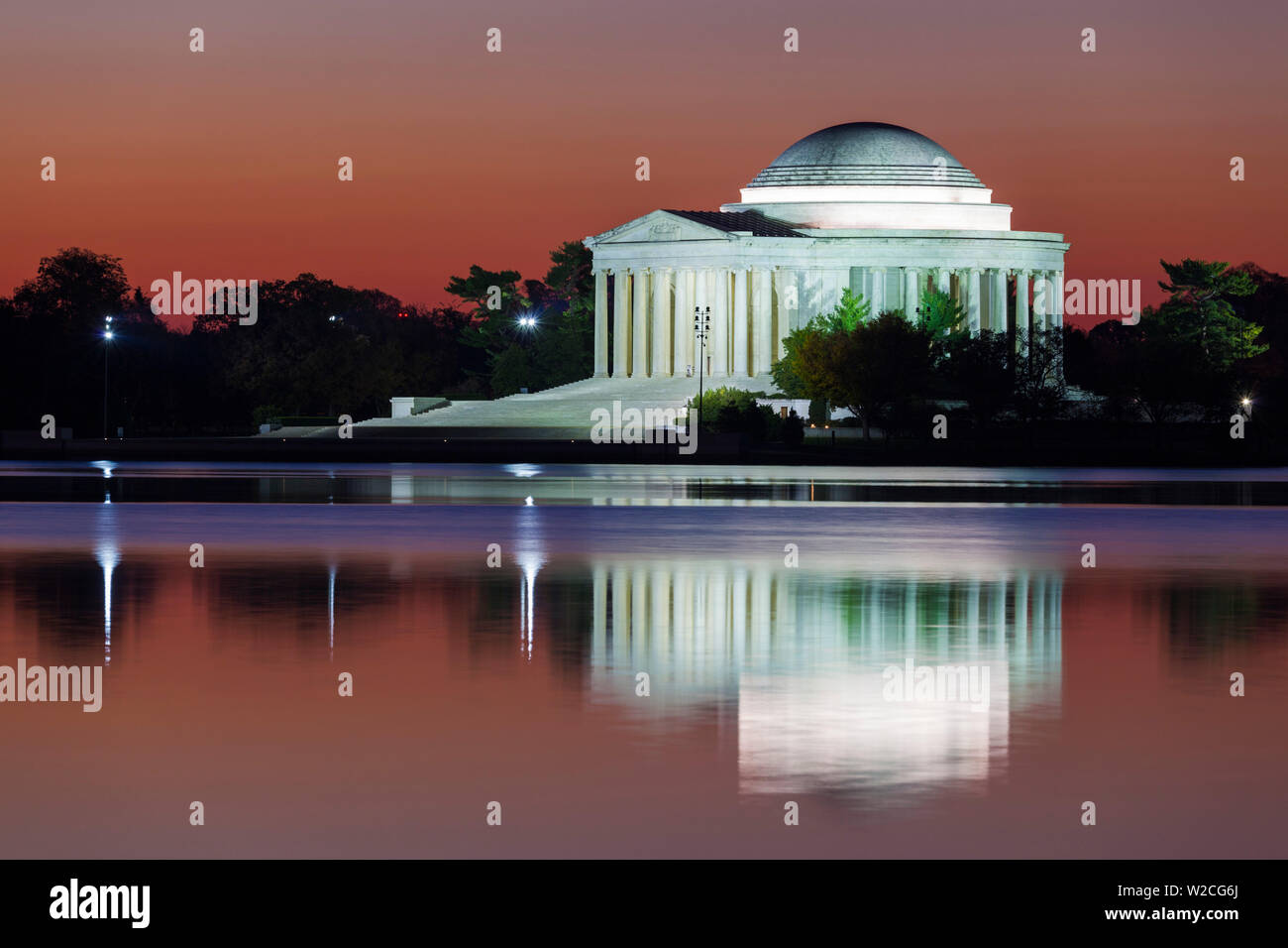 USA, Washington DC, Jefferson Memorial et reflet dans le bassin de marée, Dawn Banque D'Images