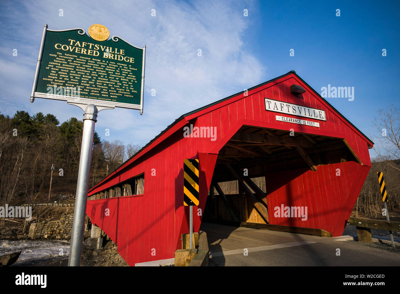 USA, New York, Taftsville, Taftsville Pont couvert sur la rivière Ottauquechee Banque D'Images