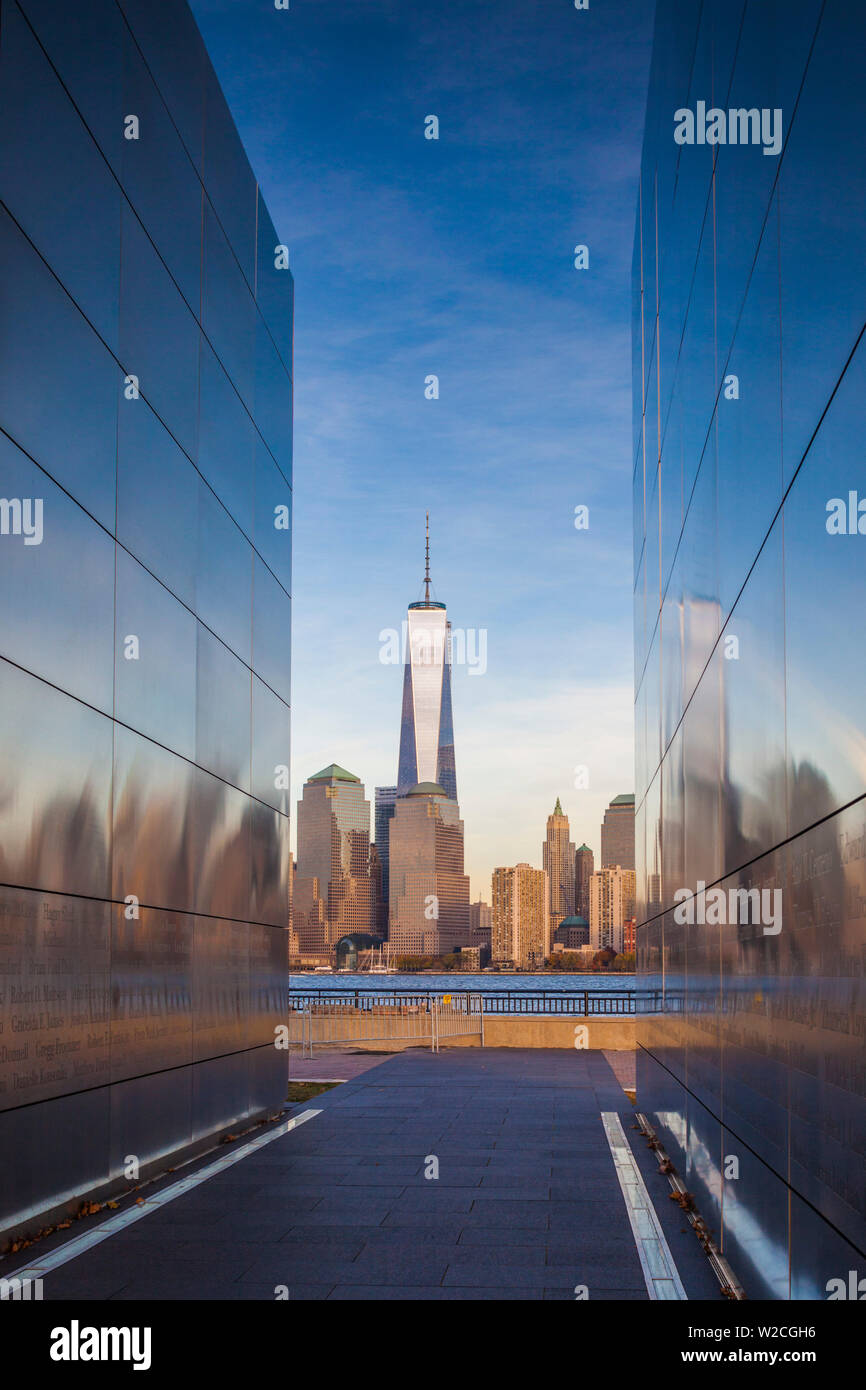 USA, New Jersey, Jersey City, Liberty State Park, vue par 9/11 memorial, crépuscule, ciel vide Banque D'Images