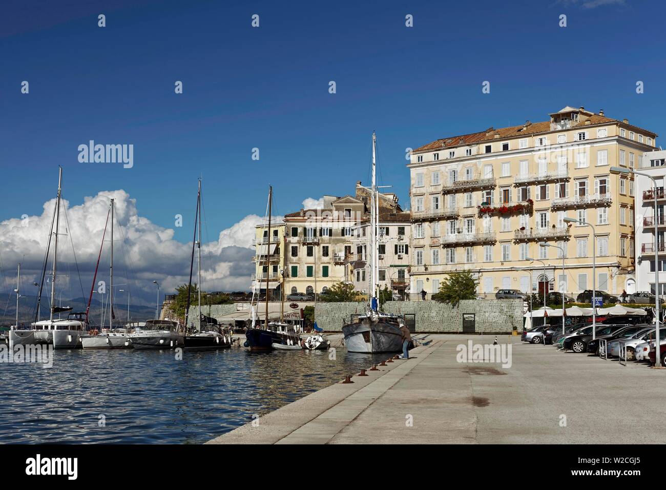 Vieux port Corfu ou Porto Spilia, ville de l'île de Corfou, Corfou, îles Ioniennes, Grèce Banque D'Images