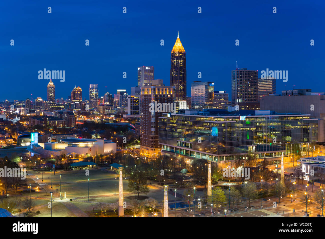 Sur les toits de la ville, augmentation de la vue sur le centre-ville et le parc du Centenaire olympique à Atlanta, Géorgie, États-Unis d'Amérique Banque D'Images