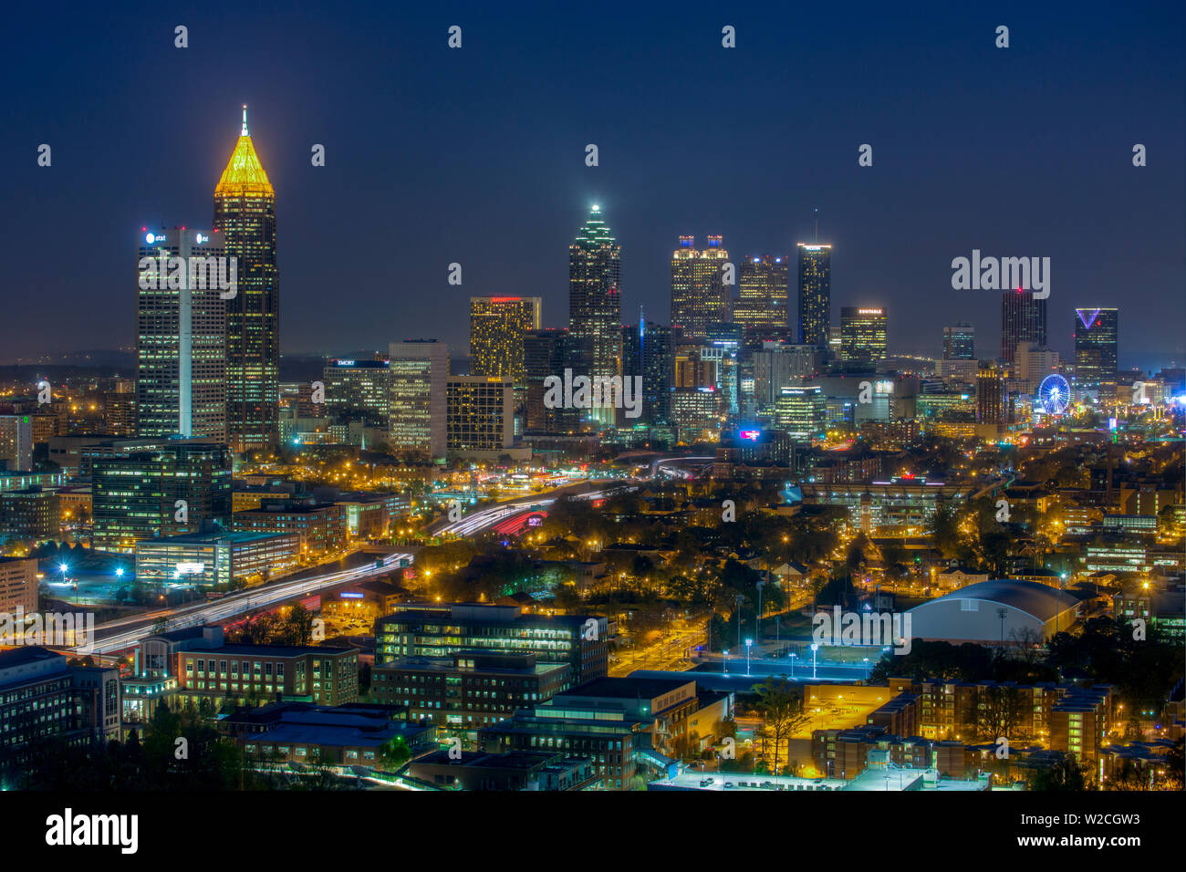 View sur l'Interstate 85 en passant la skyline d'Atlanta, Atlanta, Géorgie, États-Unis d'Amérique Banque D'Images