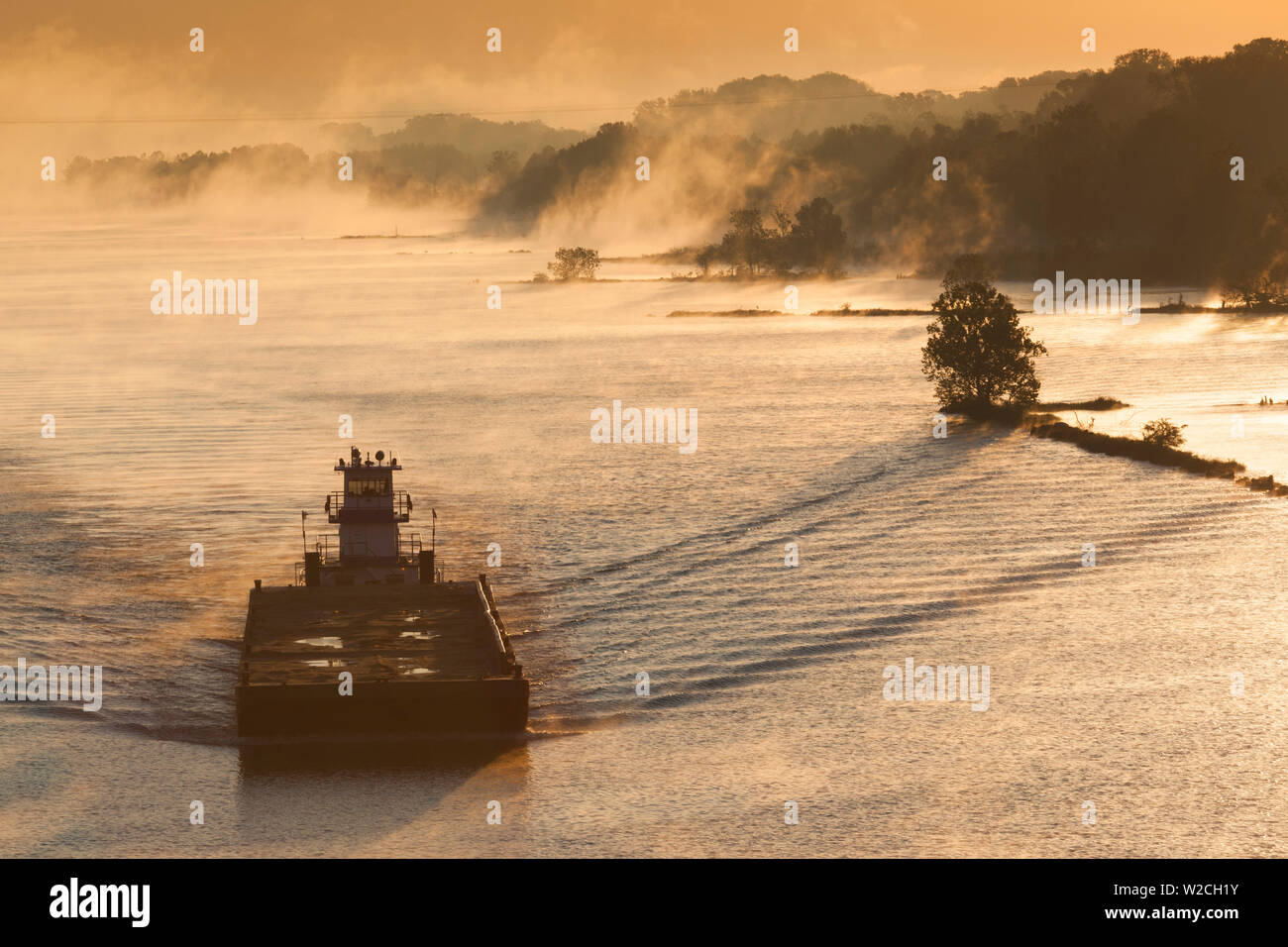 USA, Arkansas, Little Rock, Arkansas River, river barge, le brouillard d'automne Banque D'Images