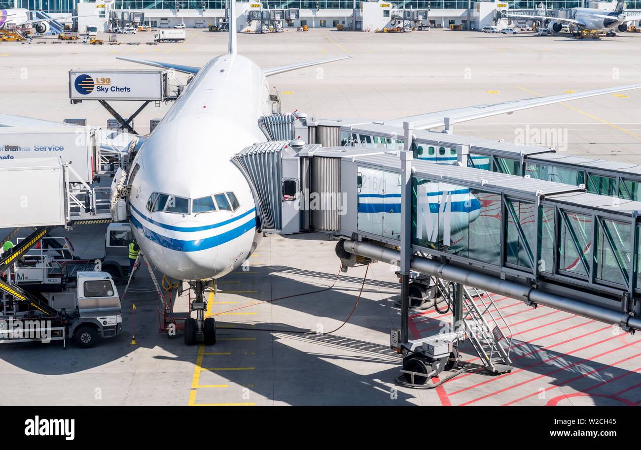 Avion de passagers amarré avec pont d'embarquement des passagers, l'aéroport de Munich, Munich, Allemagne Banque D'Images