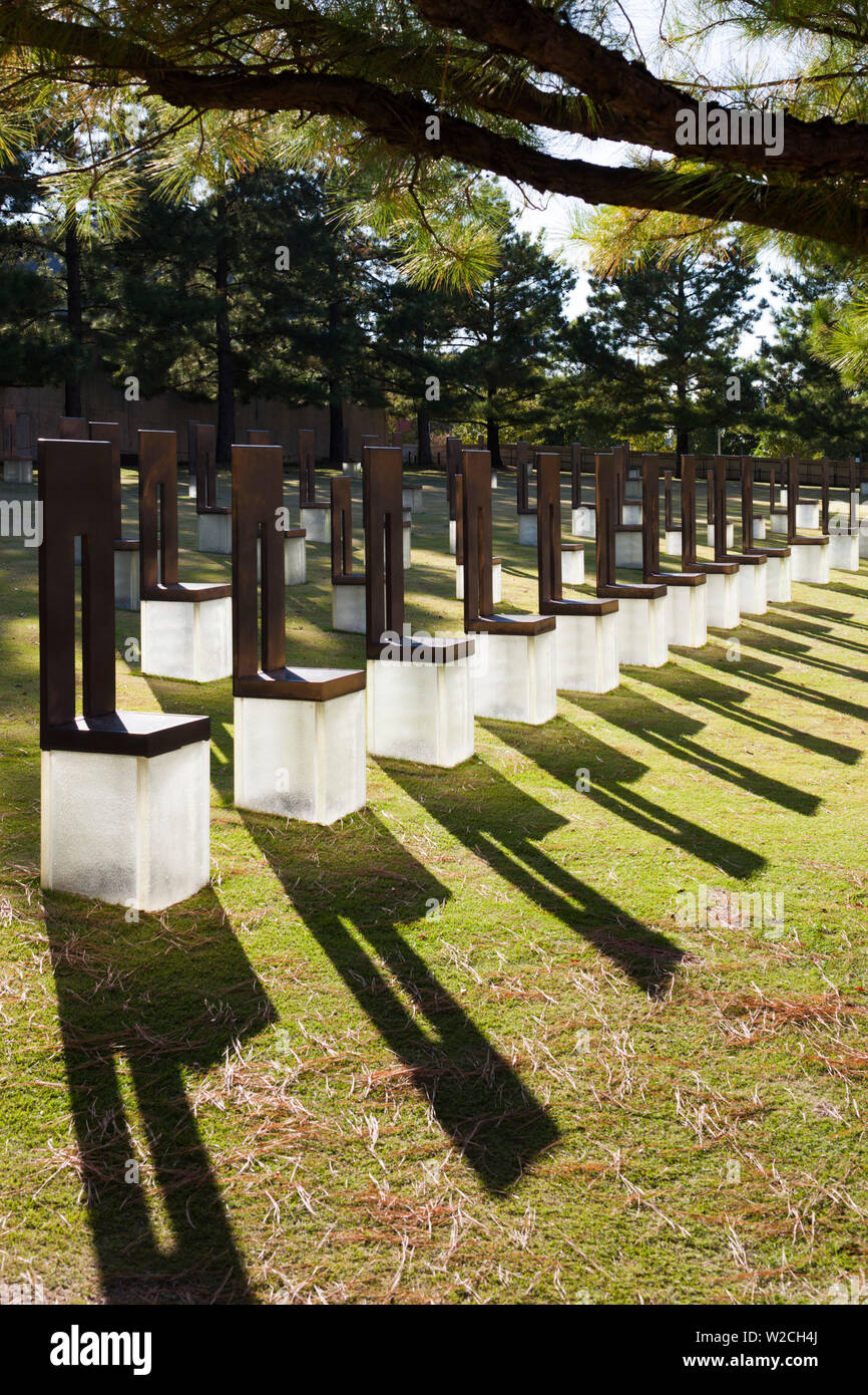 USA, Ohio, Oklahoma City, Oklahoma City National Memorial aux victimes de l'immeuble fédéral Alfred P. Murrah attentat du 19 avril 1995, chaire de bronze monuments à chacune des victimes Banque D'Images