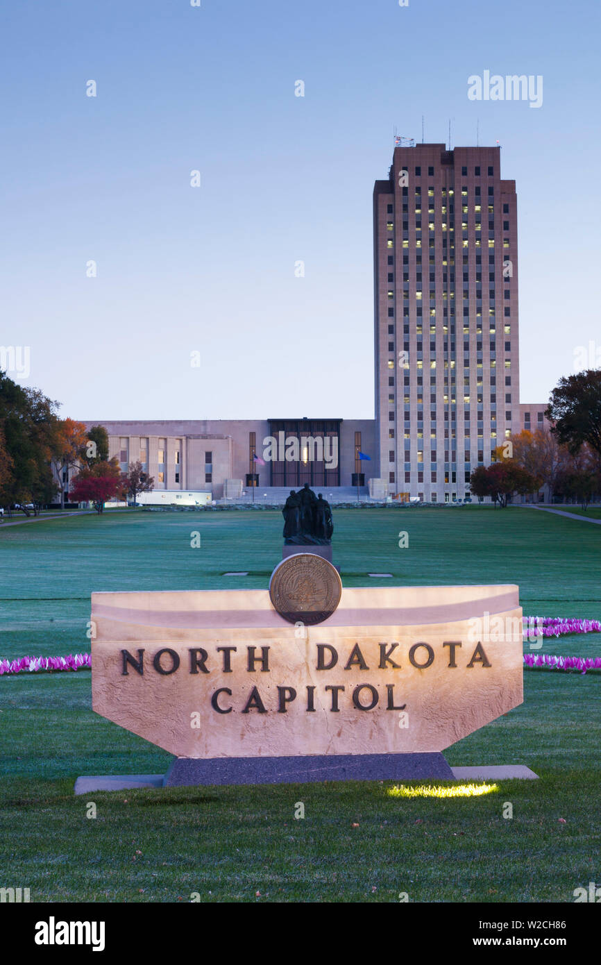 USA, Dakota du Nord, Bismarck, North Dakota State Capitol dawn Banque D'Images