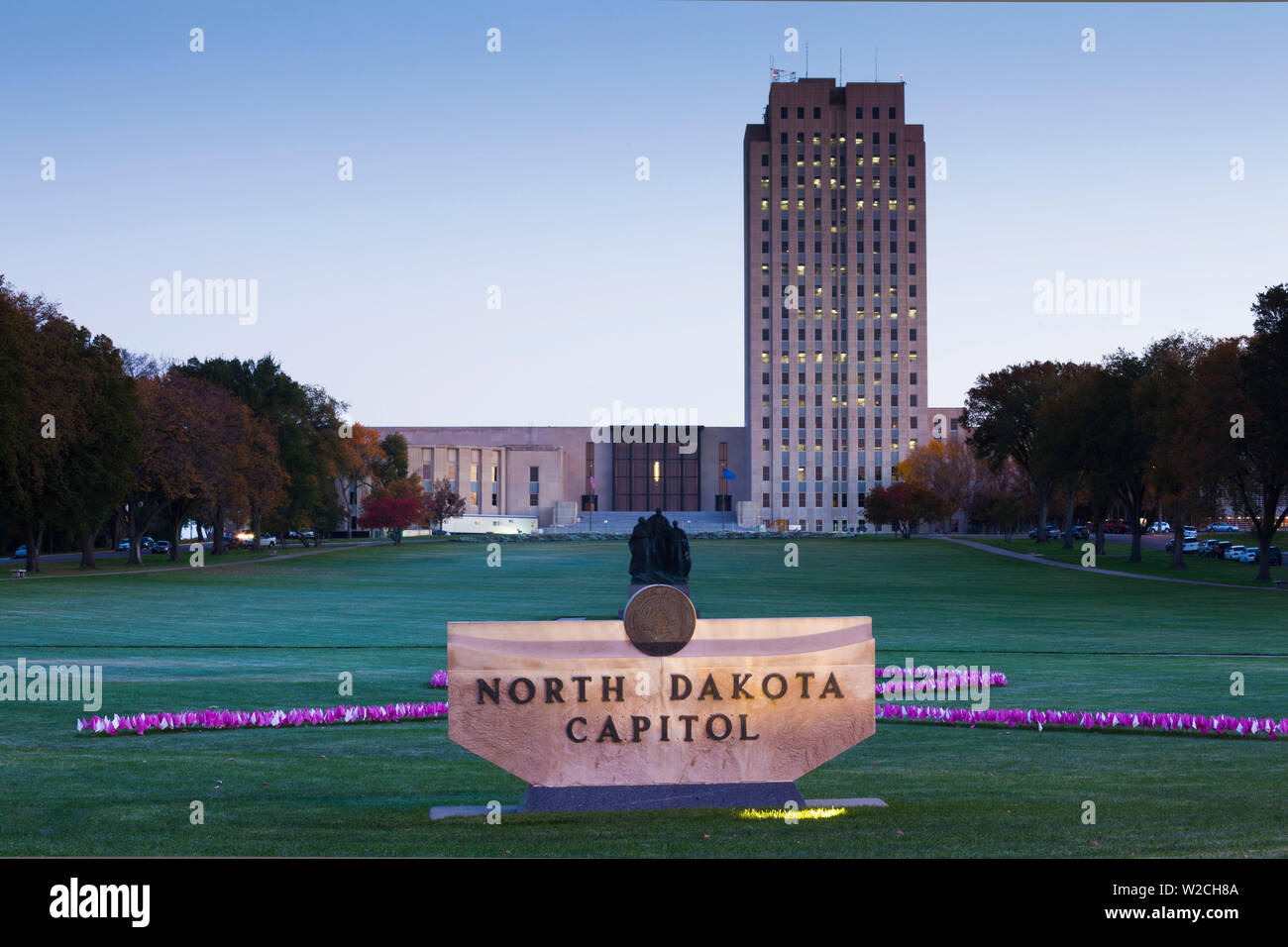 USA, Dakota du Nord, Bismarck, North Dakota State Capitol dawn Banque D'Images