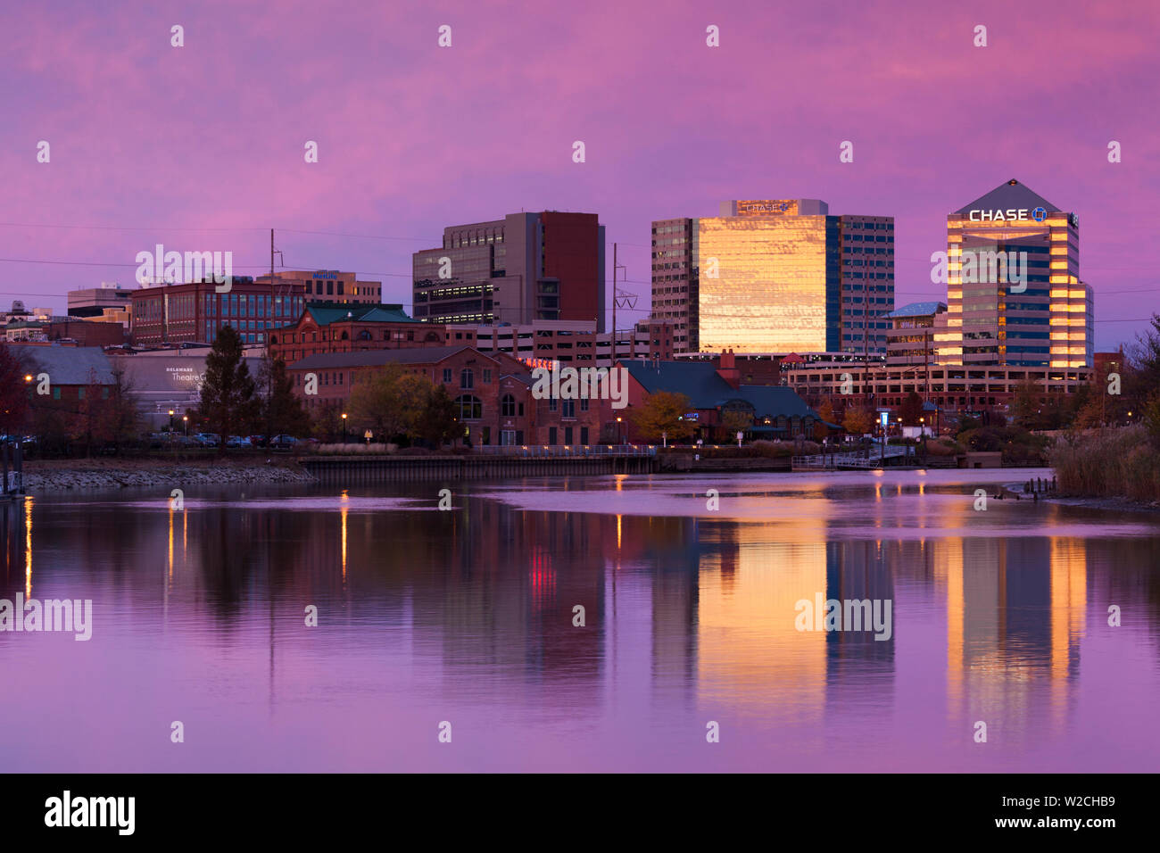 USA, Ohio, Wilmington, ligne d'horizon sur la rivière Christina, dusk Banque D'Images