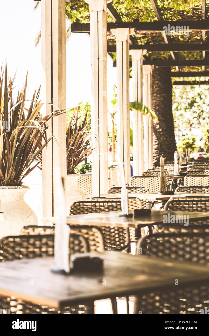 Tables sur la terrasse d'un restaurant. Banque D'Images
